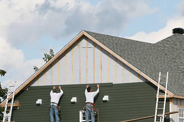 Professional Siding Installation technician working in Charlotte, TX